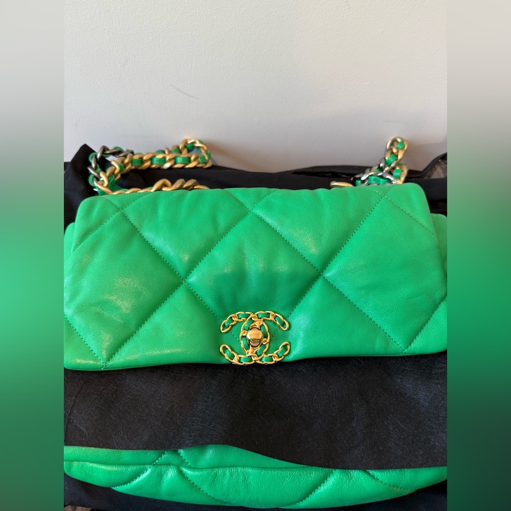 Chanel 19 excellent condition